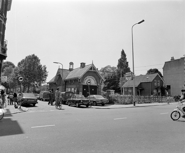 855840 Gezicht in de Wagenstraat te Utrecht, vanaf de Burgemeester Reigerstraat, met rechts het voormalige ...